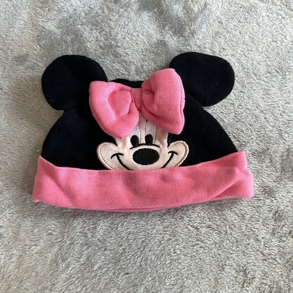 Disney  - Minnie Mouse - newborn hat and terry clothe bib. - Picture 2 of 7